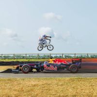 Para verlo: Kriss Kyle desafía los límites del BMX saltando sobre un Fórmula 1