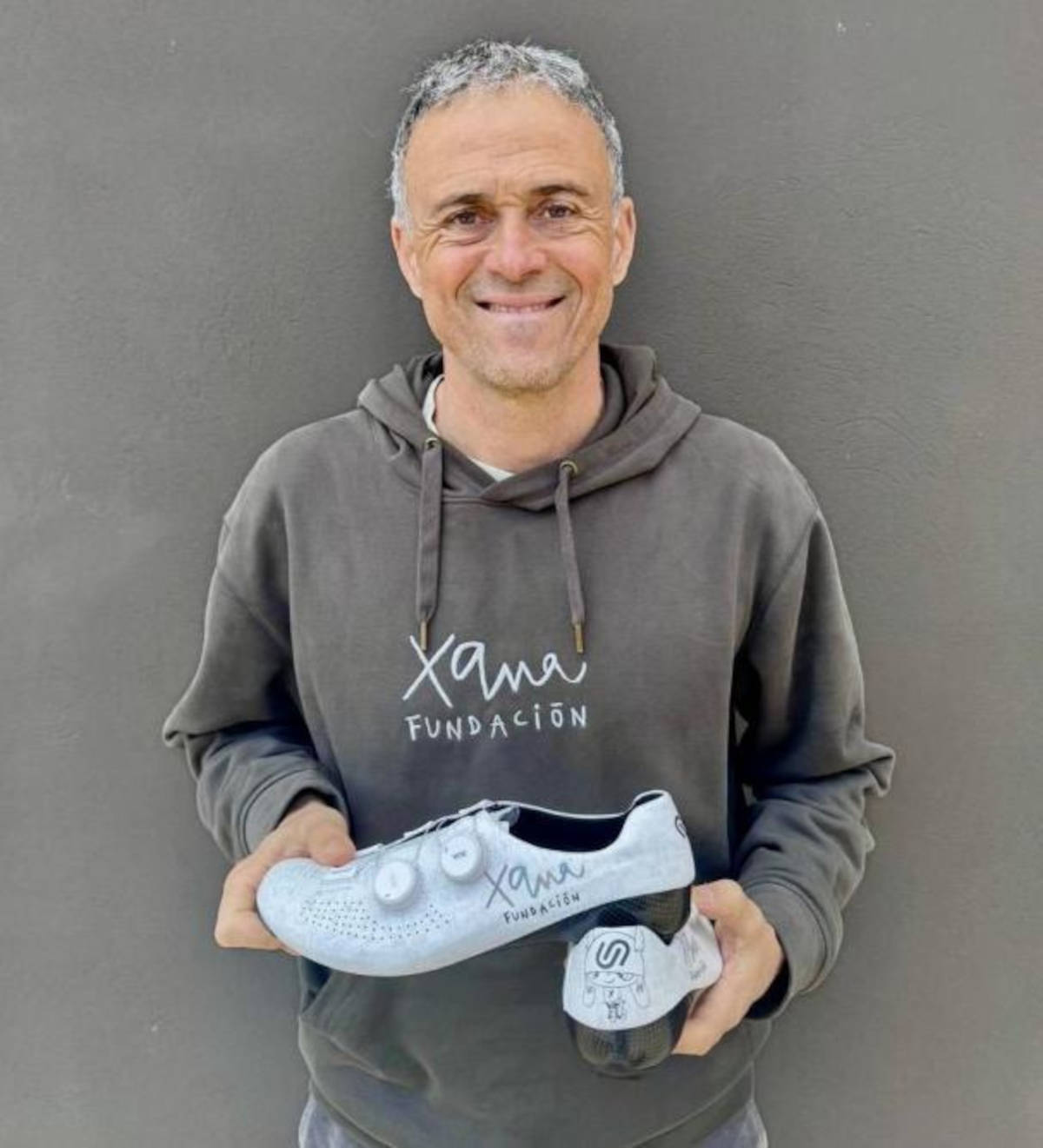 Luis Enrique con las zapatillas Nimbl x Xana. Imagen: Fundación Xana