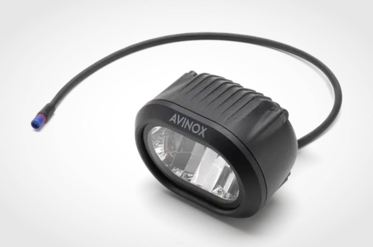Luz delantera Avinox. Imagen: Amflow