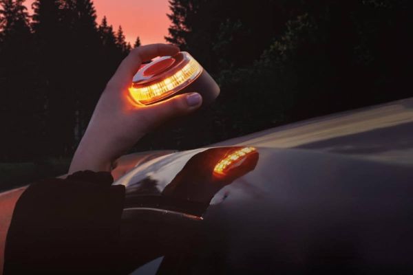 Luz de emergencia Magic Select V16: seguridad vial avanzada con geolocalización DGT