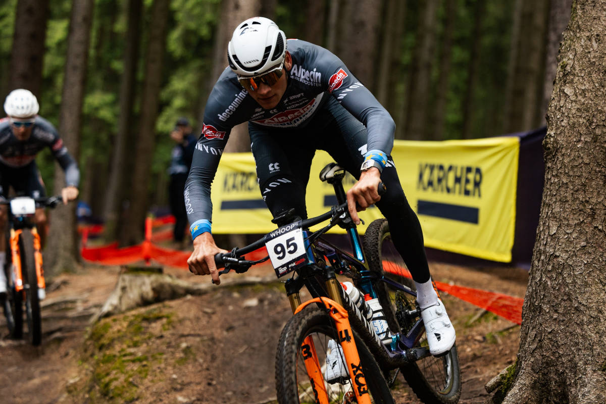 Mathieu van der Poel en la Copa del Mundo de Nové Mesto. Imagen: WHOOP UCI Mountain Bike World Series