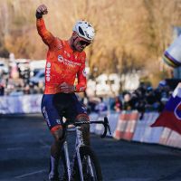 Mathieu van der Poel arrasa en Liévin y conquista su séptimo título mundial de Ciclocross