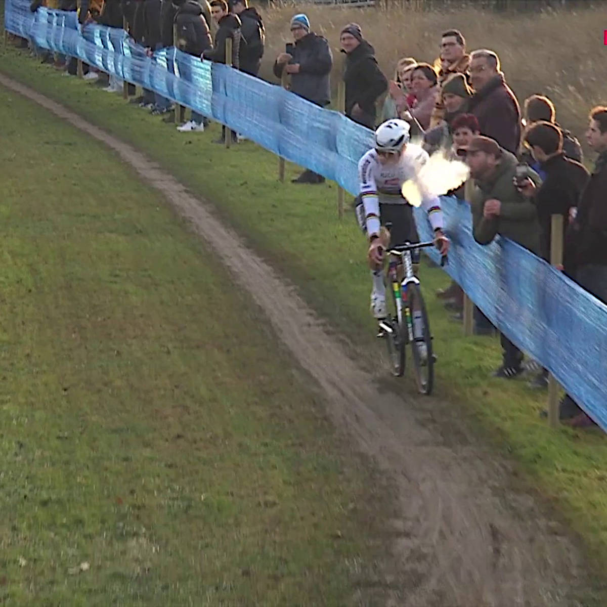 Van der Poel, tragando el humo de un espectador. Imagen: Eurosport