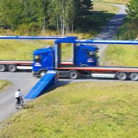 Un salto imposible entre dos camiones en movimiento: Matt Jones completa uno de sus retos más precisos y peligrosos