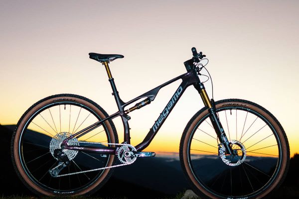 Megamo amplía la gama Track 2026 con nuevas versiones de carbono más accesibles