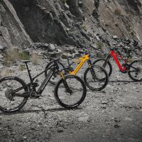 Mondraker Crafty Carbon: la e-MTB más salvaje de la marca, ahora con motor Bosch CX-Race de 100 Nm y horquilla invertida