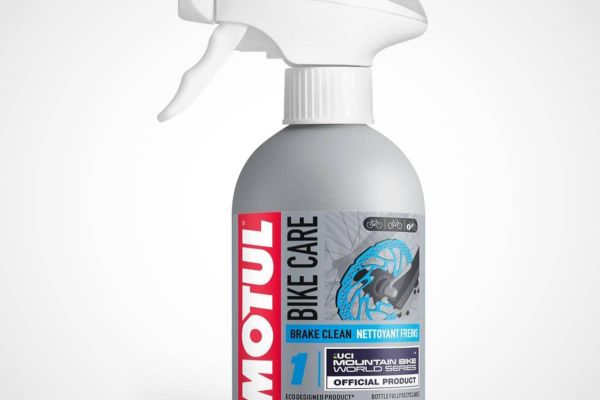 Un imprescindible para el mantenimiento de la bici: spray desengrasante para frenos de Motul