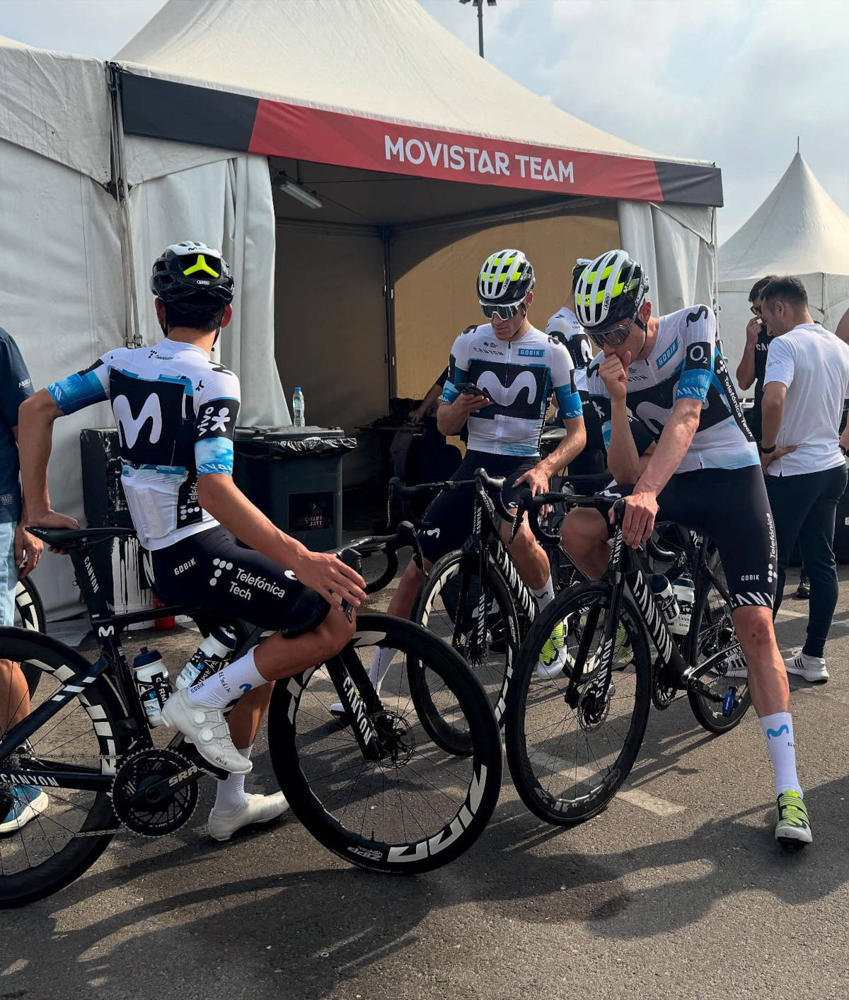 Integrantes del equipo en el UAE Tour. Imagen: Movistar Team