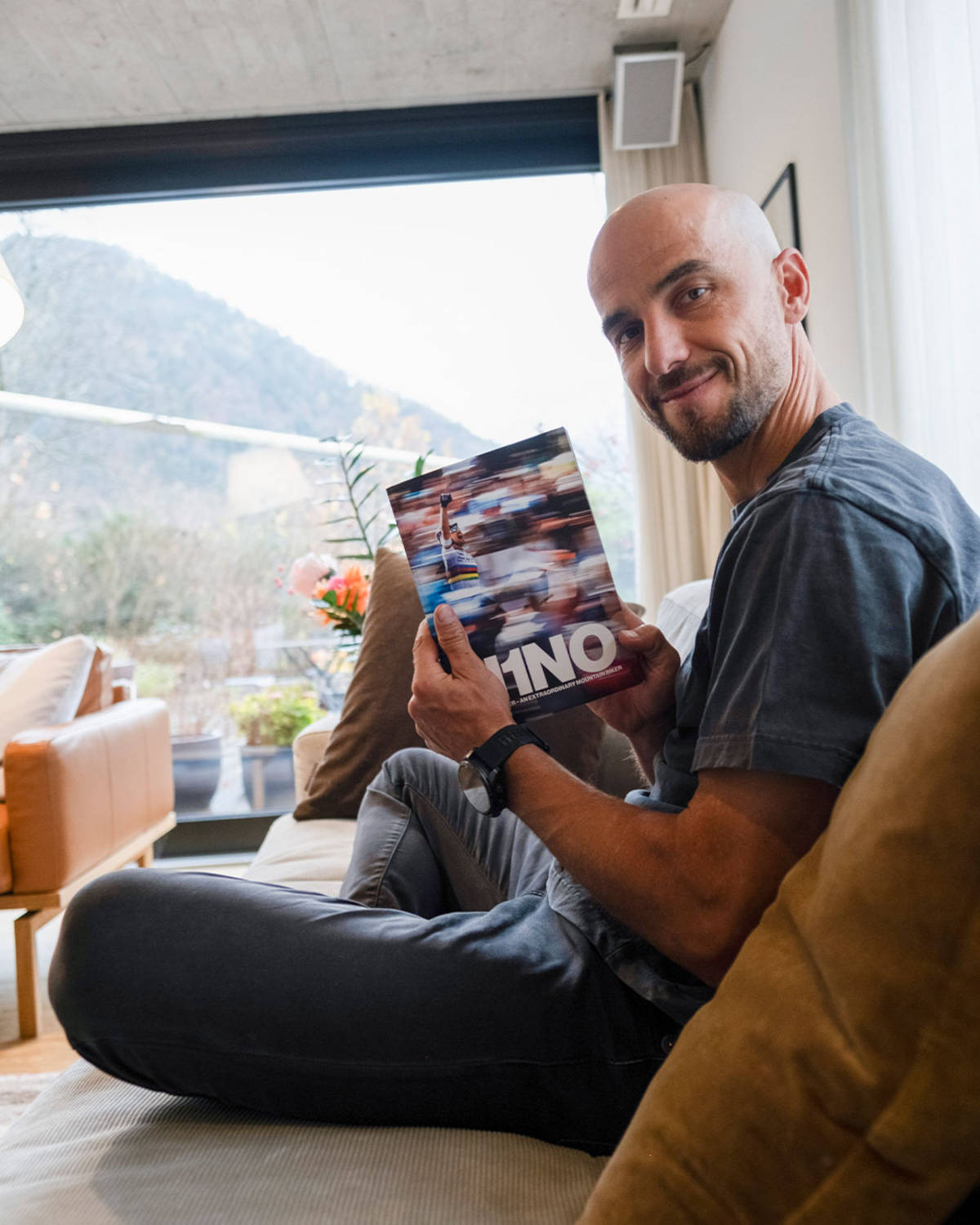Nino Schurter con su libro. Imagen: Instagram