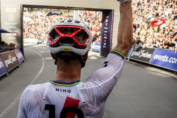 Nino Schurter se despide del MTB de élite con un emotivo último capítulo de N1NO Beyond