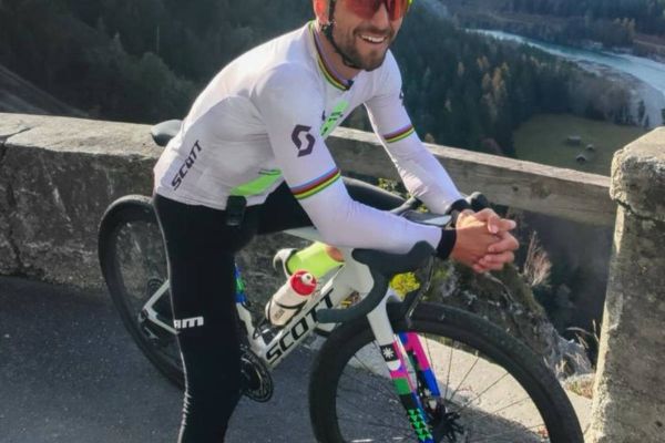 Nino Schurter reaparece en España y elige la Utopía Gravel 2026 para iniciar su nueva etapa deportiva