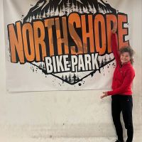 North Shore Betty, de 77 años, demuestra junto a Rémy Métailler que el Mountain Bike no tiene edad