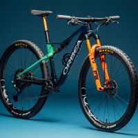 Orbea presenta las nuevas Alma y Oiz del Factory Team 2025 en versión réplica