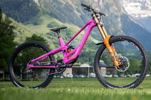 El montaje paso a paso de la Orbea Rallon DH de Tahnée Seagrave para la Copa del Mundo de Loudenvielle