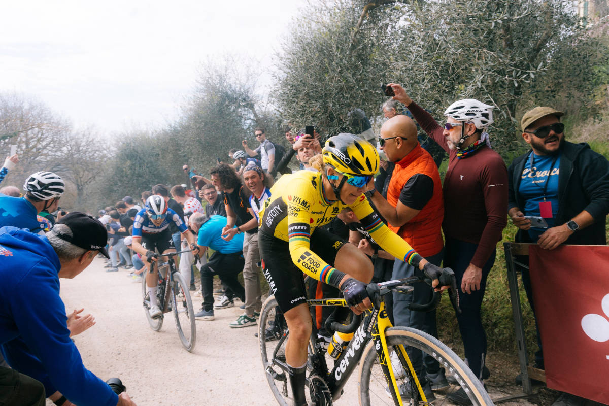 Pauline Ferrand-Prévot apunta alto en carretera con un tercer puesto en la Strade Bianche 2025