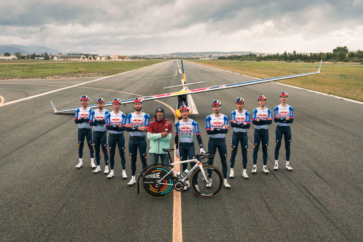 Ciclistas del equipo Red Bull–BORA-hansgrohe con el aviador Andy Hediger. Imagen: Red Bull Bike