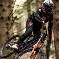 Descubriendo la esencia de Phoebe Gale en los senderos de Escocia