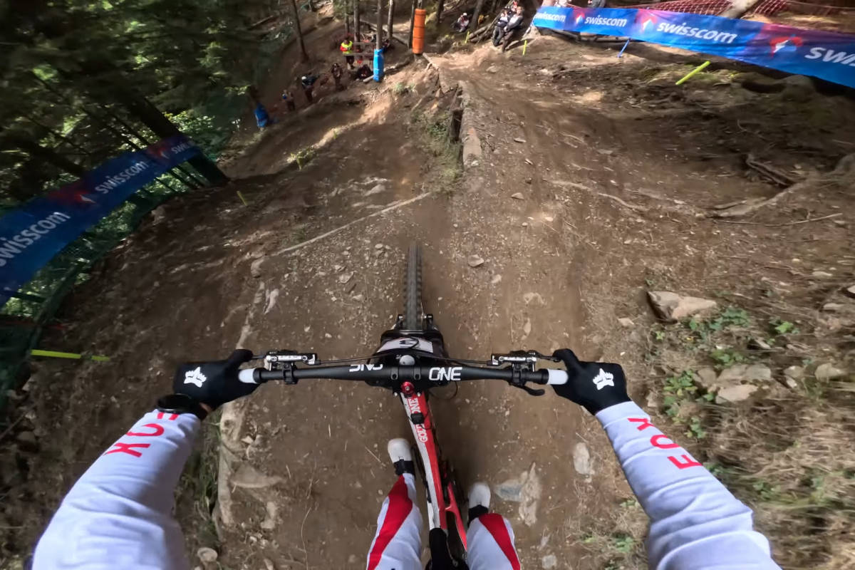 Jackson Goldstone reconociendo la pista de Descenso de Champéry. Imagen: GoPro Bike