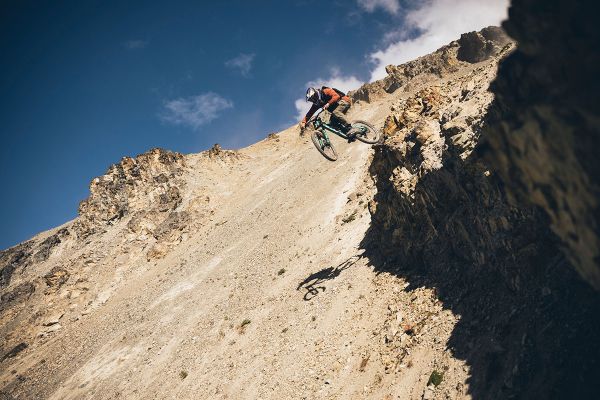 Para verlo: Brage Vestavik lleva el ciclismo de montaña a lo desconocido en 'Planet Alaska'