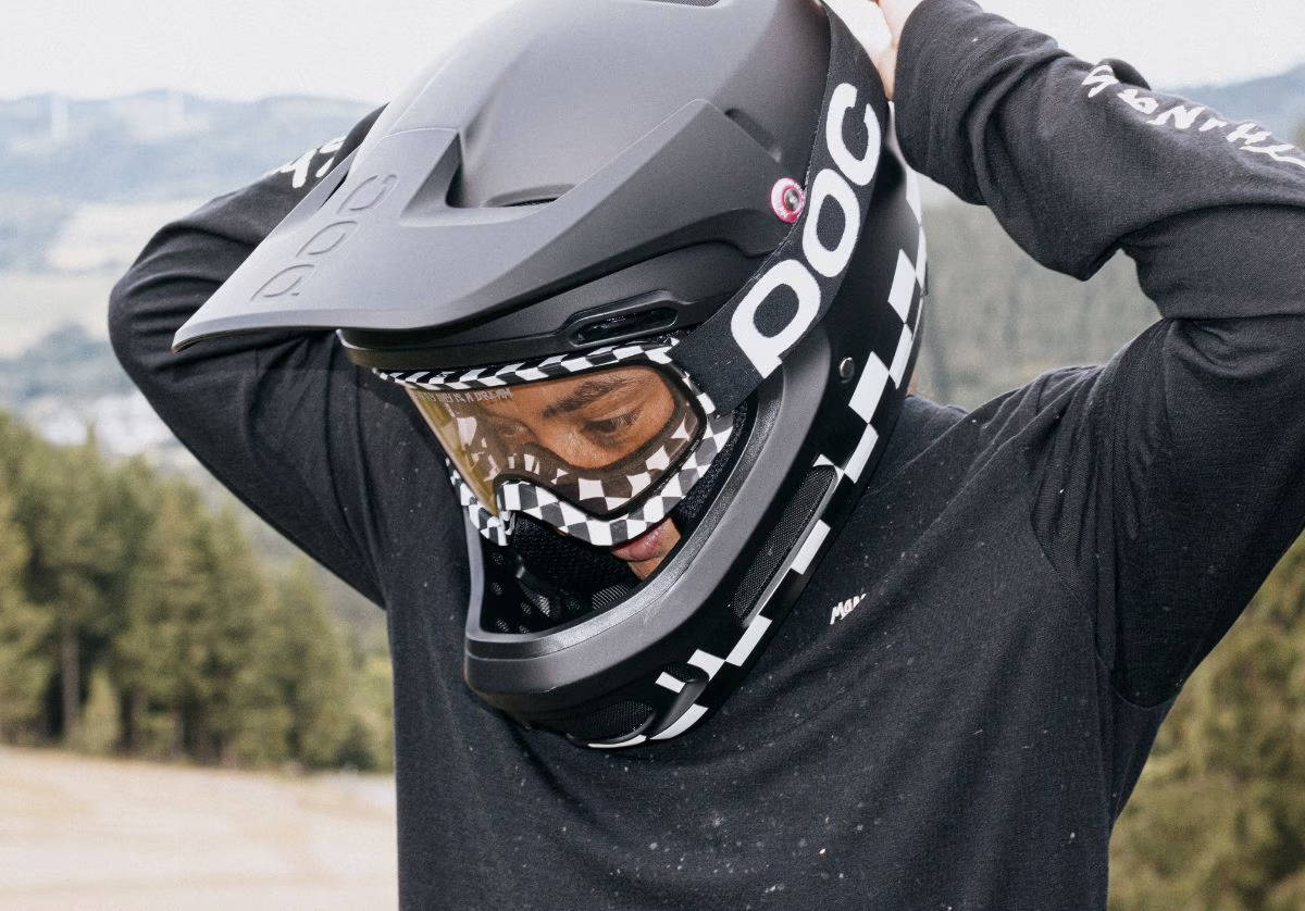 Robin Goomes con el casco Coron Air y la máscara Ora. Imagen: POC