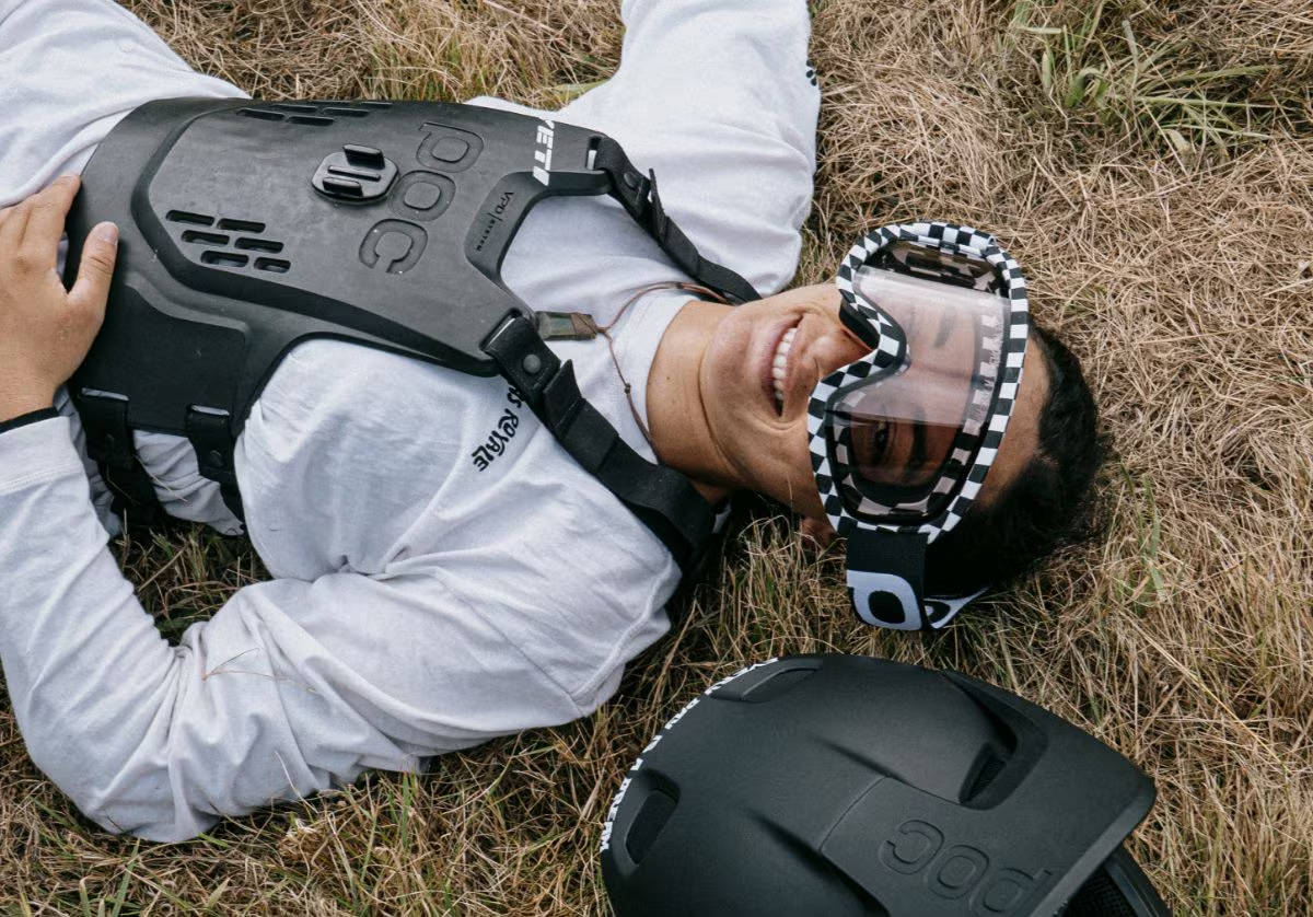 Robin Goomes con el casco Coron Air y la máscara Ora. Imagen: POC