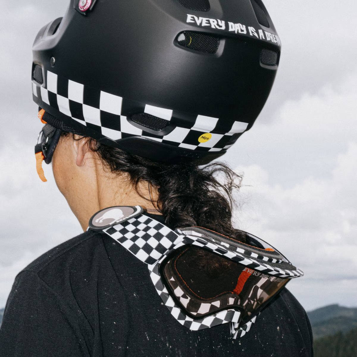 Robin Goomes con el casco Coron Air y la máscara Ora. Imagen: POC