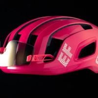 POC y el EF Pro Cycling visten de rosa las Grandes Vueltas con una edición limitada de casco y gafas