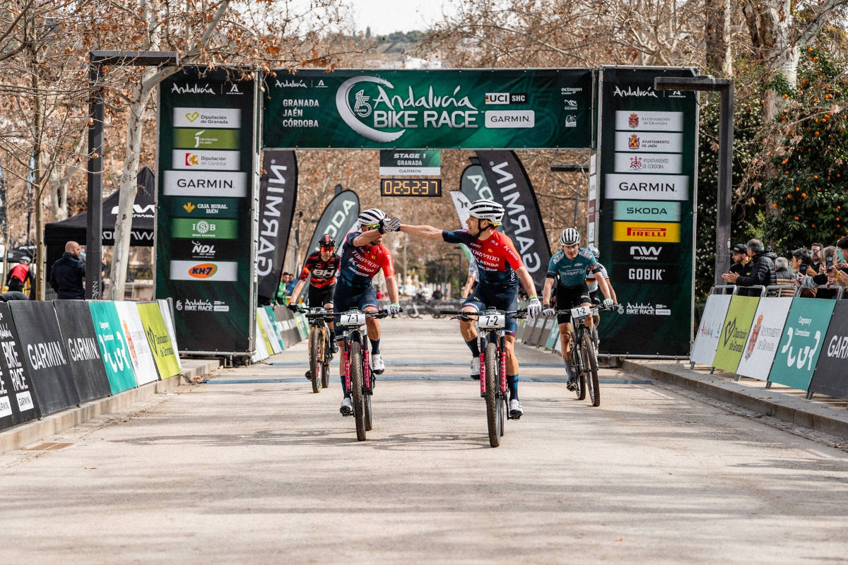 Jakob Dorigoni y Gioele De Cosmo. Imagen: Andalucía Bike Race