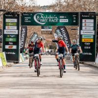 Jakob Dorigoni y Gioele De Cosmo dan la sorpresa en la Andalucía Bike Race con una vibrante victoria al sprint