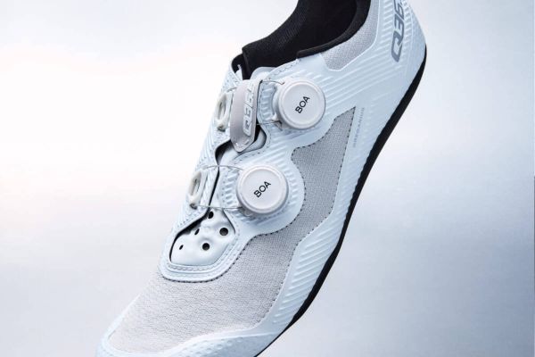 Q36.5 amplía su gama con las nuevas zapatillas Gregarius Road y Gregarius Adventure
