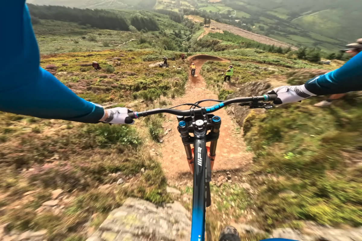Gee Atherton y Ronan Dunne en acción. Imagen: YouTube