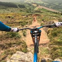 Gee Atherton y Ronan Dunne desvelan los secretos del trazado de la Red Bull Hardline Gales 2025