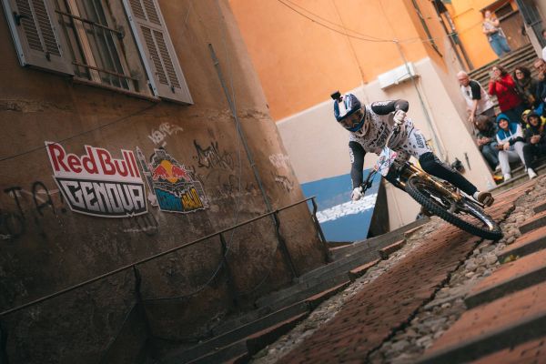 Red Bull Genova Cerro Abajo 2025: el descenso urbano más extremo regresa a Europa