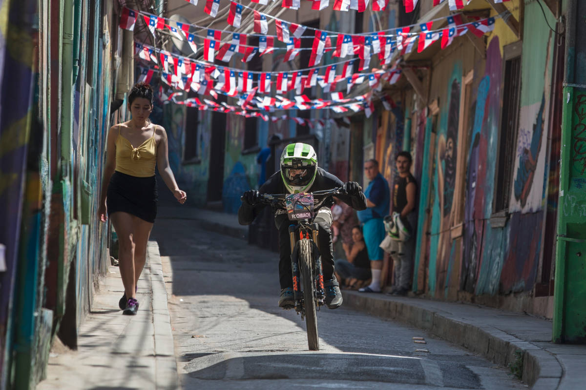 Johannes Fischbach en el Red Bull Valparaíso Cerro Abajo 2019. Imagen: Gustavo Cherro / Red Bull Content Pool