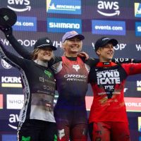 Loïc Bruni y Tahnée Seagrave conquistan en Bielsko-Biala el arranque de la Copa del Mundo de Descenso 2025