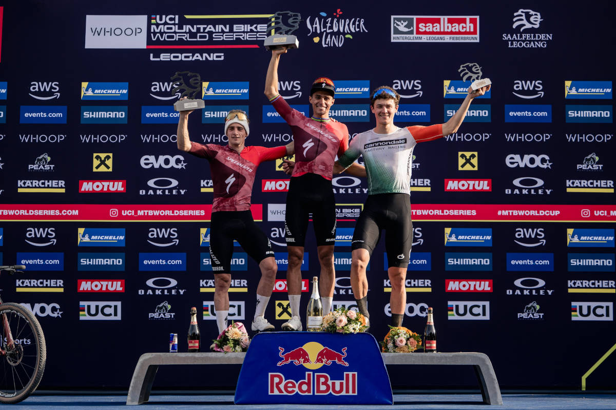 Podio élite masculino. Imagen: WHOOP UCI Mountain Bike World Series