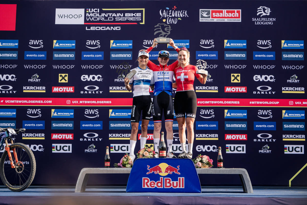 Podio élite femenino. Imagen: WHOOP UCI Mountain Bike World Series