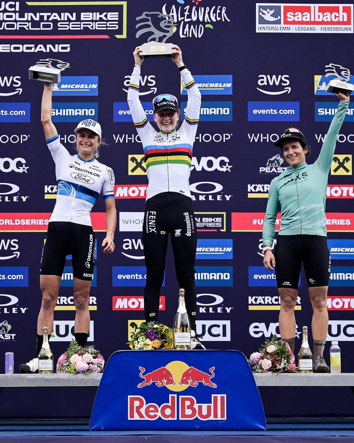 Podio élite femenino. Imagen: WHOOP UCI Mountain Bike World Series