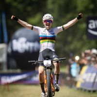 Copa del Mundo de XCO 2025: Puck Pieterse y Martin Vidaurre brillan en Val di Sole