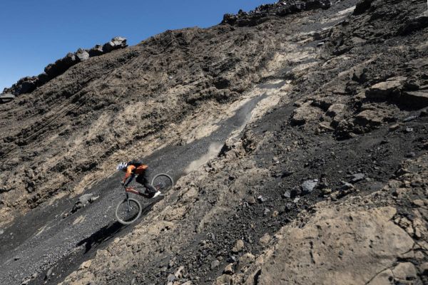 Richard Gasperotti afronta el Pico do Fogo en e-MTB: una expedición extrema entre lava, polvo y determinación