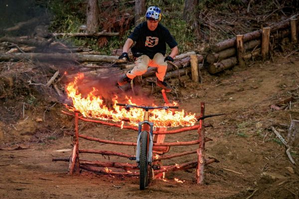 Ride to Survive 2: Tomomi Nishikubo desafía la historia del MTB con una aventura prehistórica en Japón