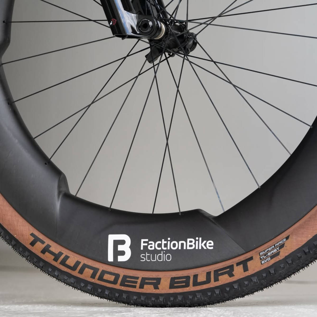 Rueda de gravel con ancho extremo. Imagen: Dangerholm