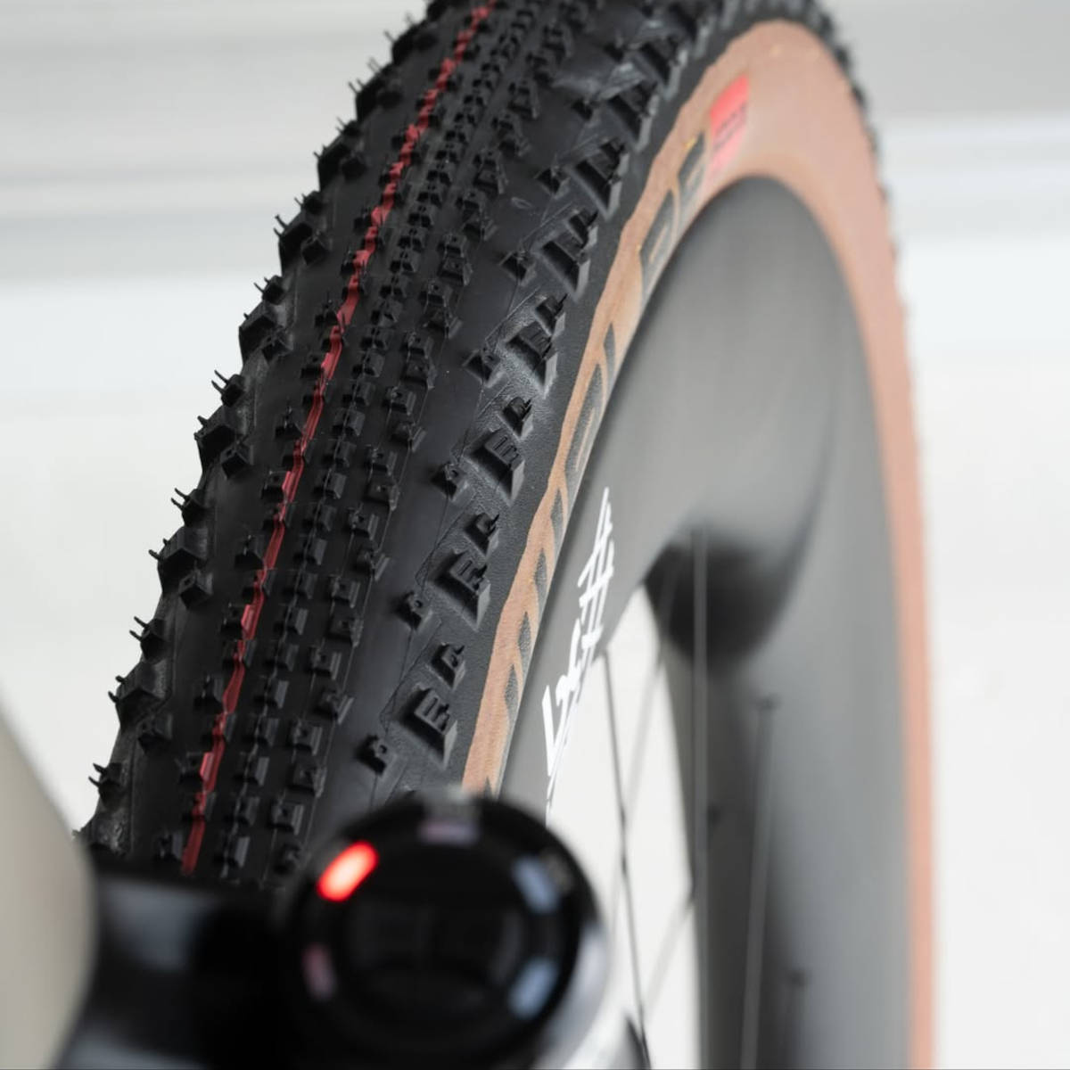 Rueda de gravel con ancho extremo. Imagen: Dangerholm