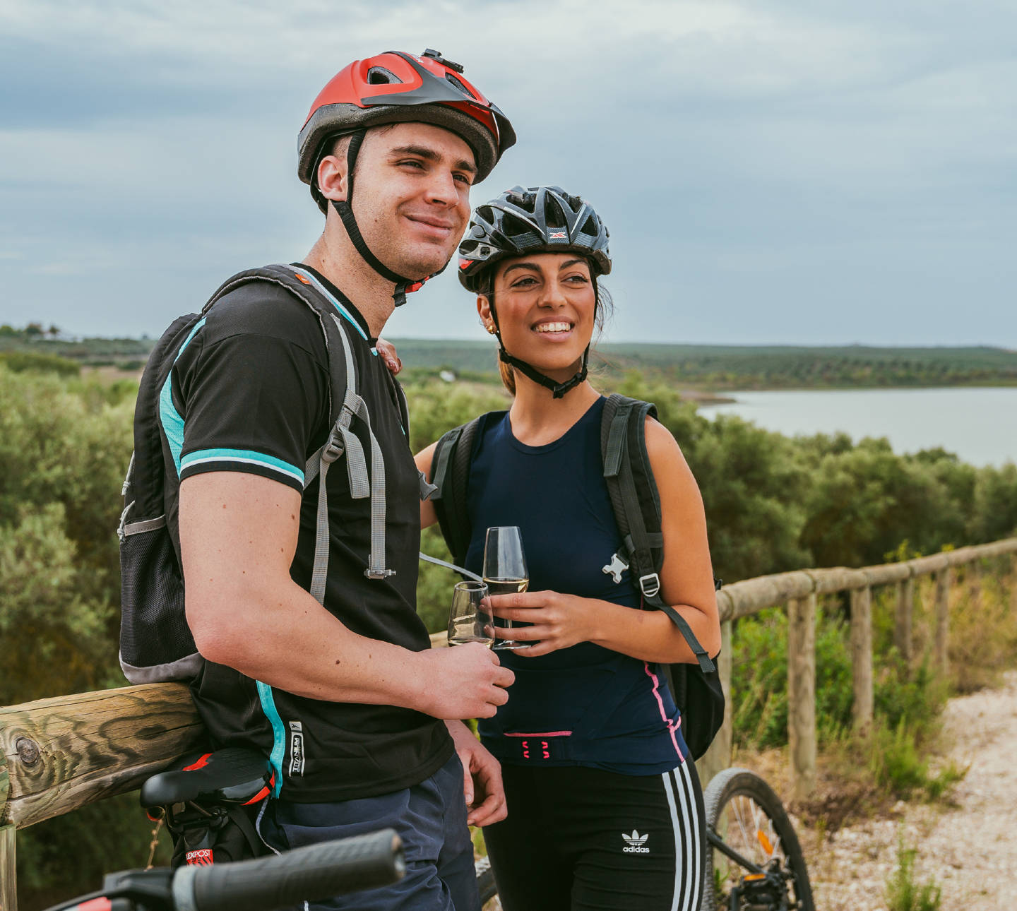 Cicloturistas en la Laguna de Zóñar. Imagen: Ruta del Vino Montilla-Moriles