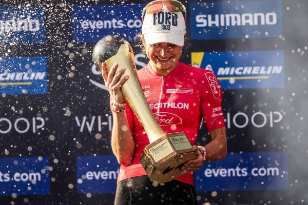 Decathlon asegura a Samara Maxwell, líder mundial del XCO, hasta la temporada 2028