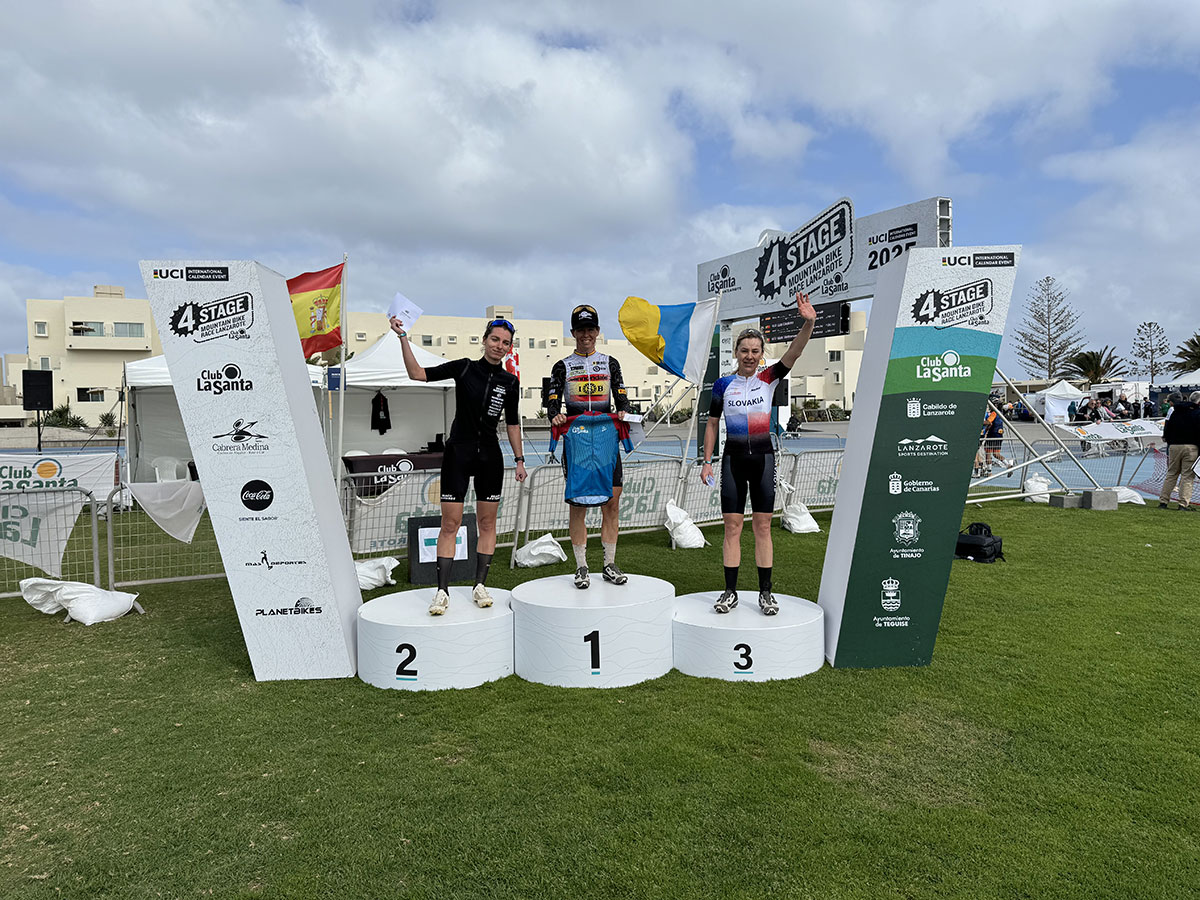 Tim Smeenge y Tessa Kortekaas dominan la segunda etapa de la 4 Stage MTB Race Lanzarote 2025