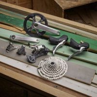 Shimano celebra su legado metalúrgico con una nueva edición CUES en aluminio pulido