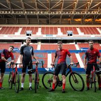 Siroko y Osasuna llevan la pasión rojilla al ciclismo con su primera colección oficial