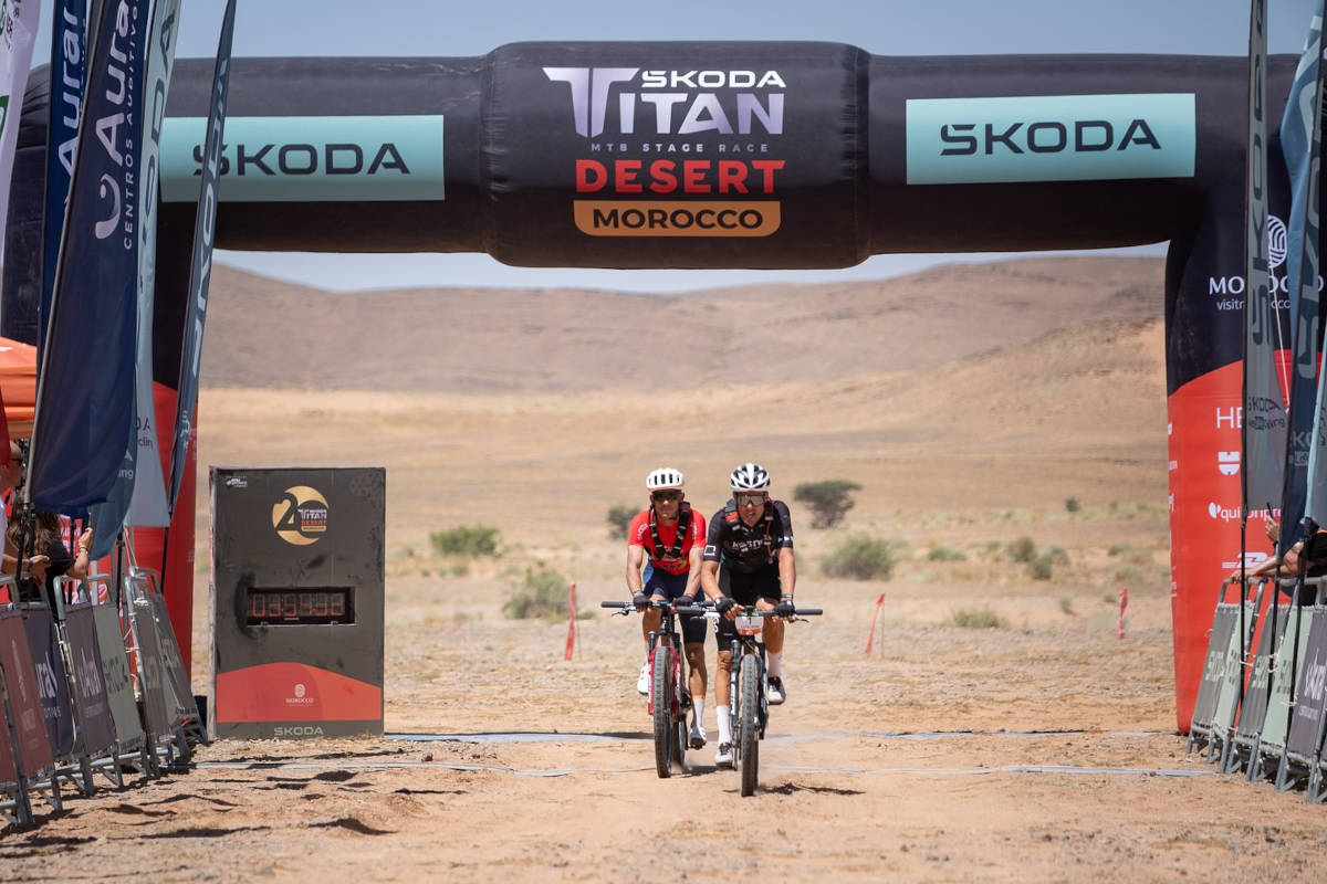 Luis León Sánchez y Andrey Amador. Imagen: Skoda Titan Desert Morocco