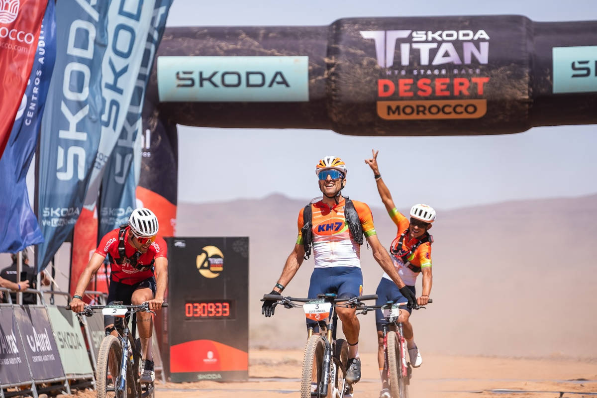 Luis Ángel Maté, Francisco Herrero y Andrey Amador. Imagen: Skoda Titan Desert Morocco